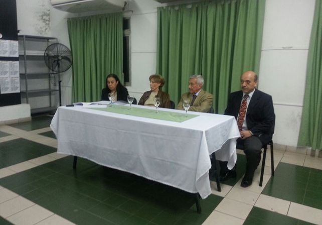 e l acto.  Los integrantes del Tribunal presidieron la firma del  acta. Acosta (izq.)