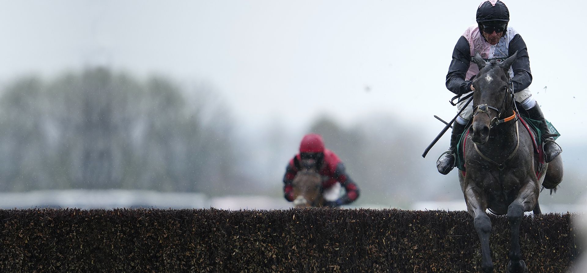 El jinete Davy Russell monta a Gerri Colombe para ganar el Air Charter Service Mildmay Novices