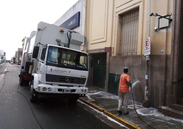 Desinfectan zonas de bancos y establecimientos de salud