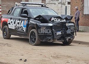Robo, persecución y choque de patrulleros en Santa Fe: dos detenidos y cuatro policías heridos