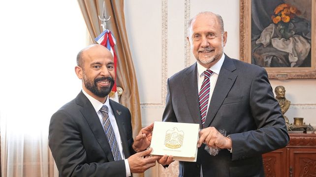 El gobernador Omar Perotti junto al embajador de Emiratos Árabes Unidos Saeed Abdulla Saif Joula Alqemzi
