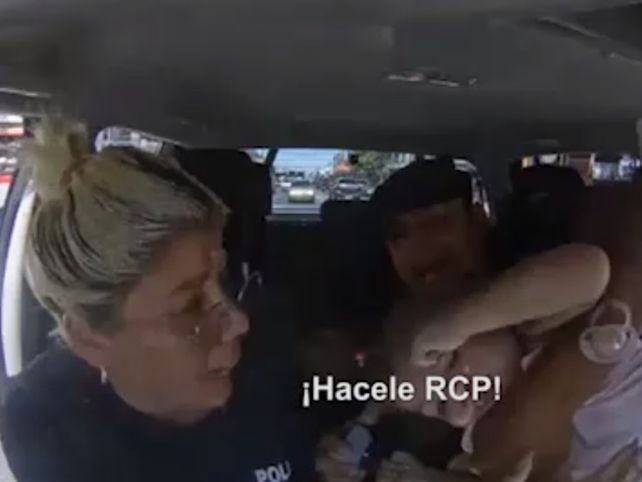Video: el dramático momento en que dos policías le salvaron la vida haciendo RCP a una beba de 3 años