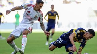 Ángel Di María y Alan Velasco, durante el partido entre Boca y Benfica en el Mundial de Clubes.