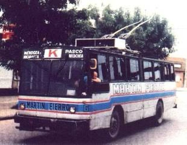 Los últimos trolebuses de fabricación casera que circulaban intercalados con los ómnibus diesel, hasta fin de 1992.