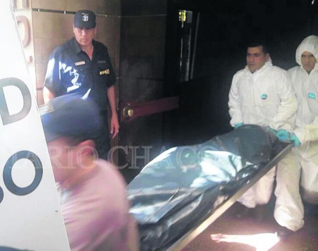 forense. La policía chaqueña retira los cuerpos del establecimiento.
