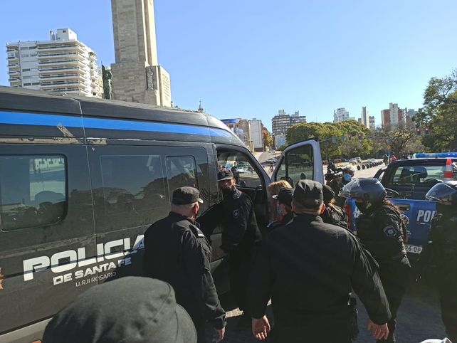 Las imágenes de los incidentes del Monumento por la protesta anticuarentena