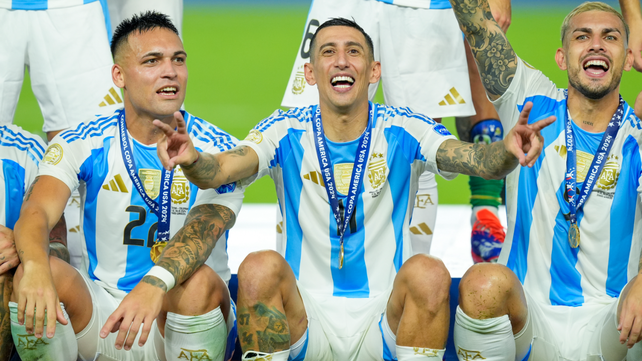 Ángel Di María celebra el título de la selección argentina con la medalla colgada de campeón