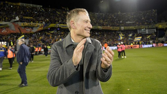 Ariel Holan no se va en chiquitas y para enfrentar al Lobo platense pondrá un equipo bien ofenivo.