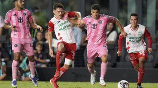 El ex-Newells Tomás Jacob lucha por la pelota con Luis Suárez.