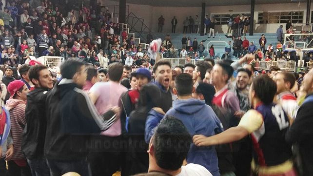 Los jugadores de Olimpia festejando con los hinchas tras conseguir el ascenso al torneo Federal de básquet. Foto UNO Lautaro López