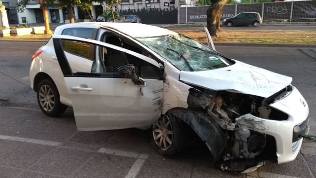 Perdió el control, chocó y volcó en pleno Bulevar Gálvez