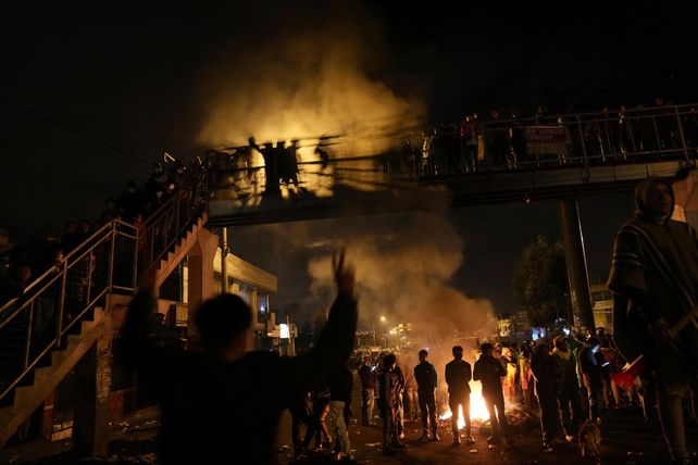 Manifestantes cortaban este viernes puentes y rutas de la capital.
