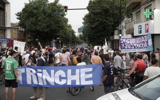 Marcha, bicicleteada, pidiendo mas seguridad y justicia por la muerte del Trinche Carlovich y varias victimas mas de violencia en la ciudad.  Córdoba y Paraná fue el punto de encuentro.