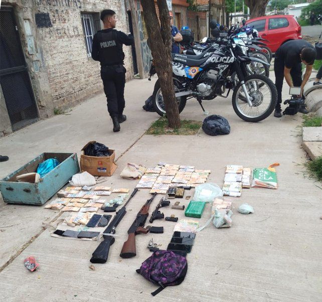 Búnker en Tablada: incautan un fusil AK, dos armas de puño y dos ladrillos de cocaína