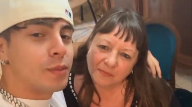 Rusherking visitó a una fan que lo invitó a su casa a comer arroz con pollo y fue viral.