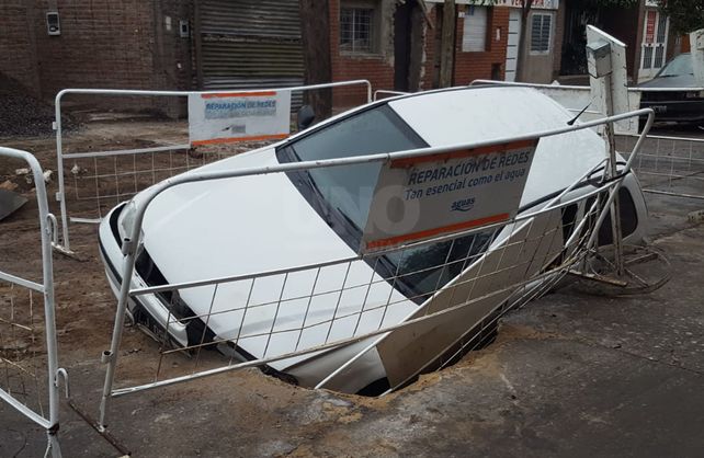 Un auto terminó dentro de un arreglo de Aguas Santafesinas.&nbsp;