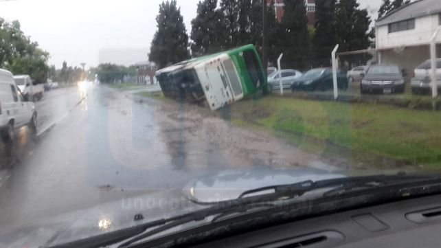 En plena lluvia, volcó un colectivo en el Parque Industrial de Paraná