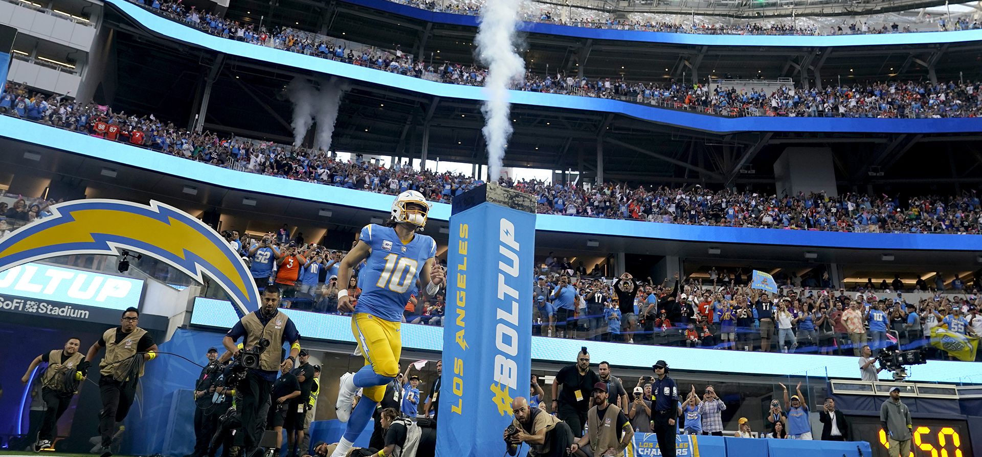 El mariscal de campo de los Chargers de Los Ángeles, Justin Herbert (10), salta al campo antes de un partido de fútbol americano de la NFL contra los Broncos de Denver, el lunes 17 de octubre de 2022 en Inglewood, California.