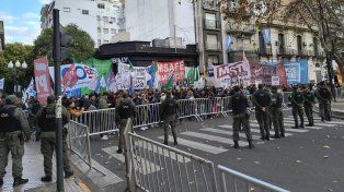 La marcha opositora a Javier Milei llegó hasta la plaza 25 de mayo.&nbsp;
