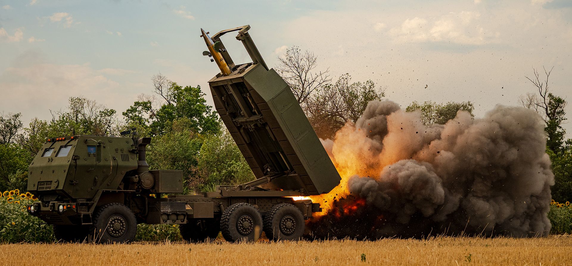Un equipo ucraniano de misiles HIMARS, adscrito a la 148.ª brigada, dispara cohetes contra posiciones rusas en la línea del frente en el este de Ucrania, el sábado 8 de agosto de 2026. (Foto AP/Dan Bashakov) Un equipo ucraniano de misiles HIMARS, adscrito a la 148.ª brigada, dispara cohetes contra posiciones rusas en la línea del frente en el este de Ucrania, el sábado 8 de agosto de 2026. (Foto AP/Dan Bashakov)