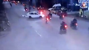 Impactante accidente: un muerto y seis heridos tras el choque de un auto contra una caravana de motos