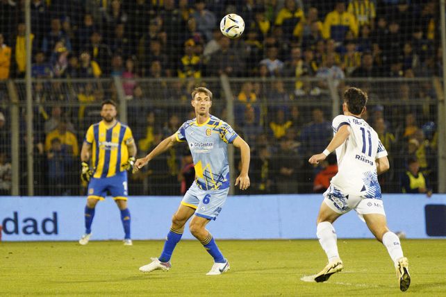 Juan Cruz Komar, en acción, en el último partido de Central en el Gigante. Fue empate 1-1 contra Talleres.