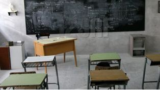 Una maestra oblig&oacute; a un alumno a limpiar su pupitre con la lengua