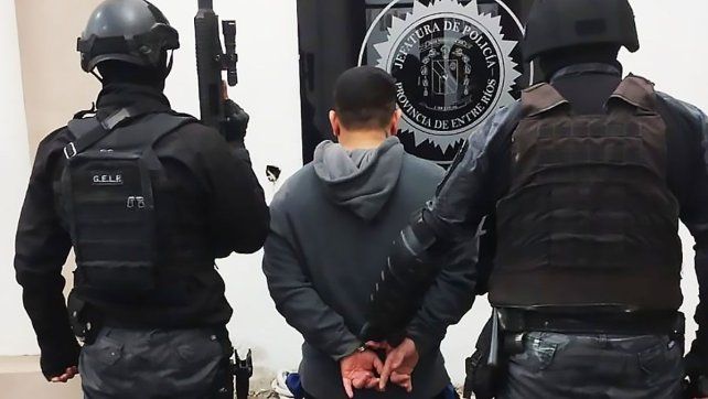 Secuestran un arma tumbera y detienen a un hombre de 28 años tras un tiroteo en el barrio Feria