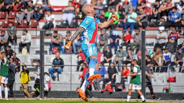 El arquero Alejandro Medina festeja el triunfo en el Grella.