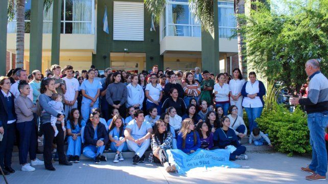 La Facultad de Ciencias de la Salud realizó un abrazo simbólico en las sedes. Otras casas de estudio organizaron acciones en defensa de la universidad pública