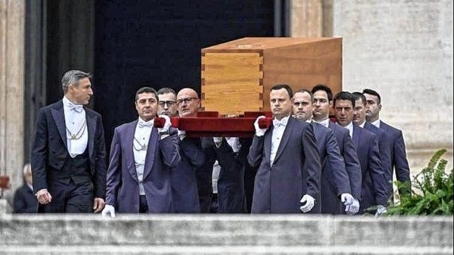 El Papa Francisco despidió a Benedicto XVI