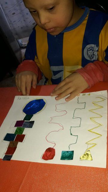 Los alumnos y alumnas de la escuela se expresan con dibujos y relatos.