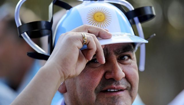 Los hinchas argentinos animan la previa del partido contra Jamaica