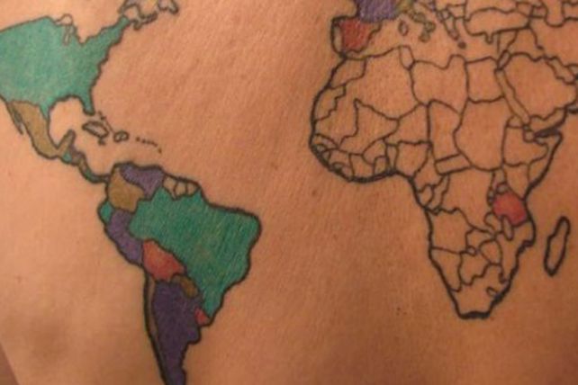 Se tatuó el mundo en la espalda y pinta cada lugar que visita