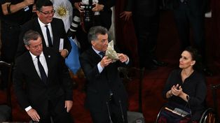 Cuál fue el regalo que se llevó Macri al finalizar su discurso en la Asamblea Legislativa