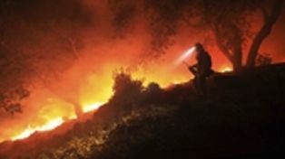 Los bomberos buscan víctimas de los pavorosos incendios en California