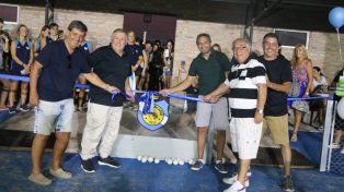 El futuro ya llegó. Las autoridades del Club Bancario, en el momento del tradicional corte de cintas con el que quedó oficialmente inaugurado el predio de Ybarlucea.