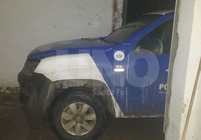 Así quedó el patrullero incendiado.