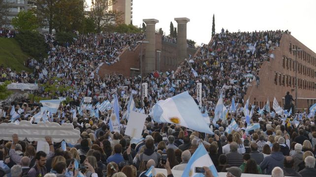 No vamos a mirar callados cómo nos roban el futuro, dijo Macri en Parque España