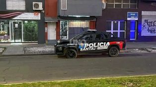 Un patrullero chocó contra un árbol en avenida Freyre mientras trasladaba a un joven baleado al Cullen