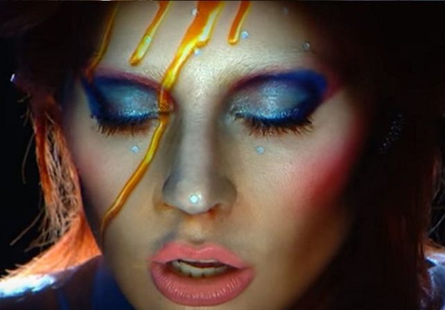 Frenético homenaje de Lady Gaga a David Bowie