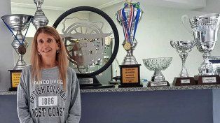 Yanina Acosta, junto a sus trofeos en su casa.