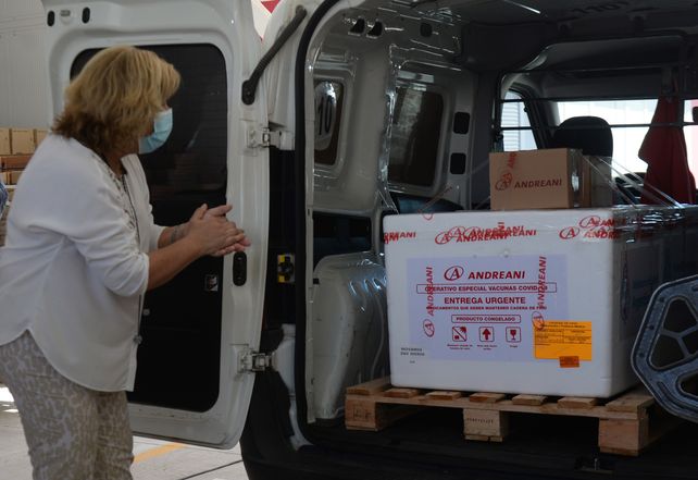 Recibimiento oficial. El primer lote de unas 12 mil dosis de la vacuna rusa Sputnik V arribó a fines de diciembre a Santa Fe para vacunar a los agentes de la salud esenciales.
