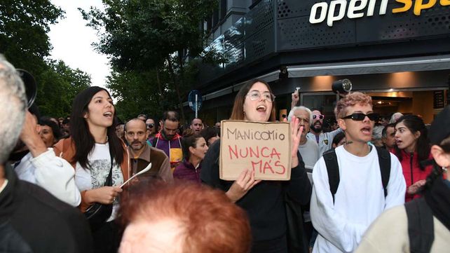 En inmediaciones del teatro donde se presenta Fátima Florez hubo cacerolazos
