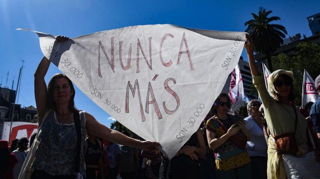 Las Madres de Plaza de Mayo Línea Fundadora realizará este jueves la 43° Marcha de la Resistencia en la Plaza de Mayo.&nbsp; 