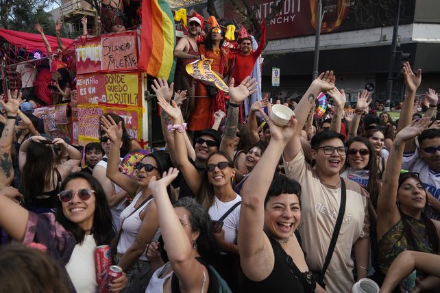 La carroza de la alegría en plena avenida Pellegrini. La música y el color marcaron el camino de la Marcha del Orgullo.