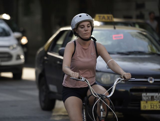 Aumento del boleto: cada vez más gente arregla la bicicleta y se baja del bondi