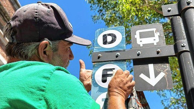 Los trabajadores municipales de Paraná cambian los números por letras.