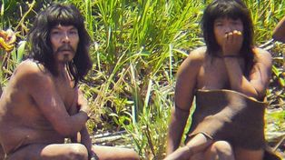 Sorpresiva aparición de indios que rechazan contacto con extraños