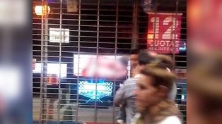 Escándalo: mostraron pornografia en la vidriera de un comercio de electrodomésticos